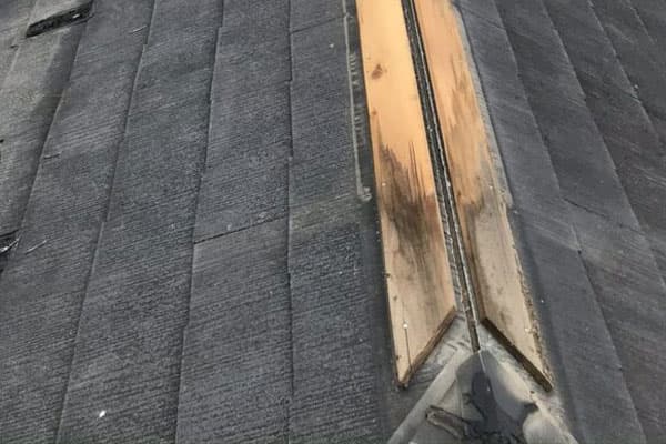 屋根葺き替えサイン：棟板金の下地の腐食